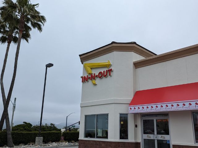 In-N-Out Burgerのお店の外観の写真