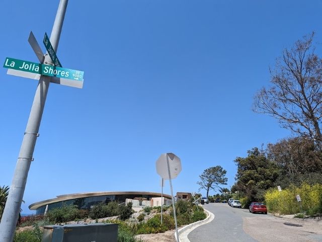 La Jolla Shores Dr and La Jolla Shore Lnにストリートパーキングする写真