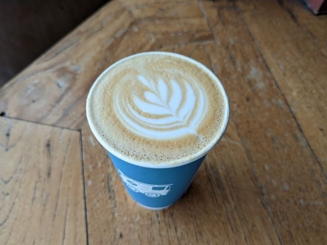 大人気のカフェ Bird Rock Coffeeのカフェラテの写真