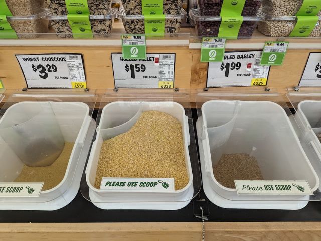 量り売りで販売される雑穀米の様子の写真①