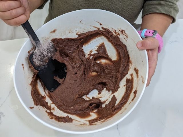チョコレートケーキを作る様子の写真
