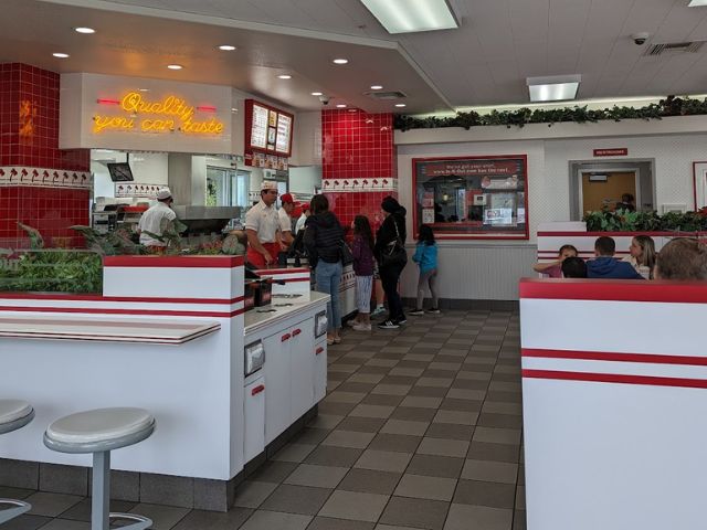 In-N-Out Burgerの店内の写真