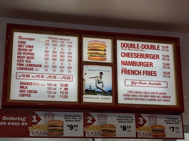 In-N-Out Burgerのメニュー表の写真