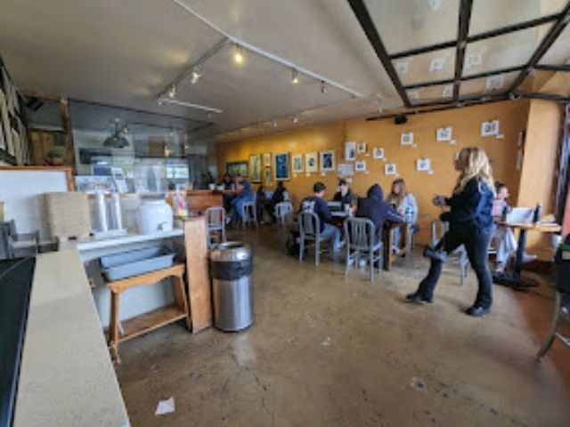 大人気のカフェ Bird Rock Coffee の店内の様子の写真