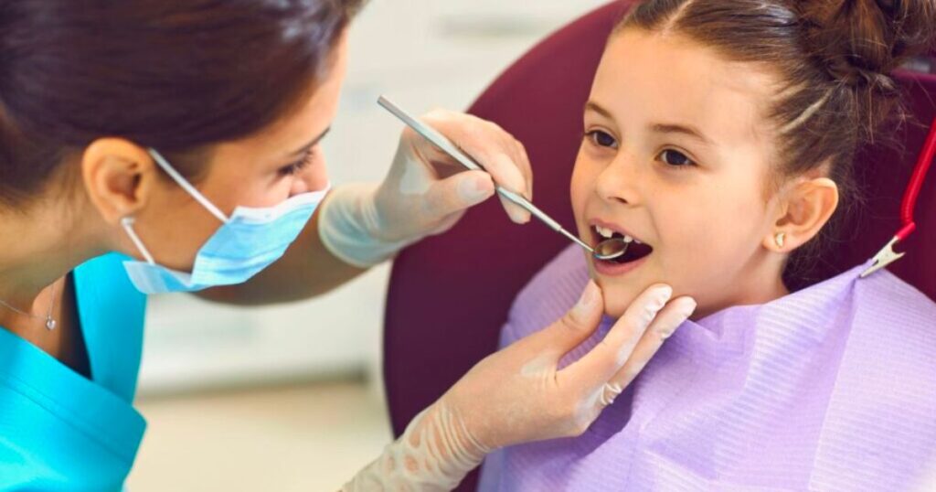 歯科検診を受ける子供の様子の写真